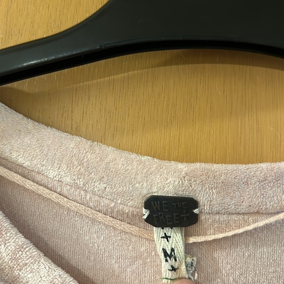 Free People We the Free Crushed Velvet Nora Jane Sweatshirt Pink Size Medium - Picture 5 of 10